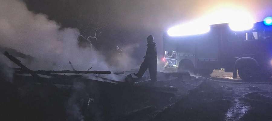 Strażacy z pożarem stodoły w Ostrowinie walczyli przez trzy godziny