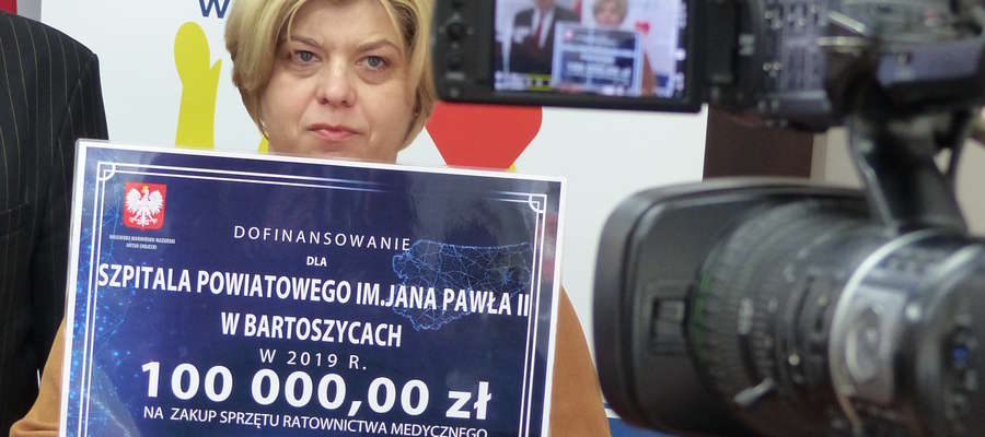 Małgorzata Jadczak ze szpitala powiatowego z bonem na 100 tys. zł na zakup sprzętu ratownictwa medycznego
