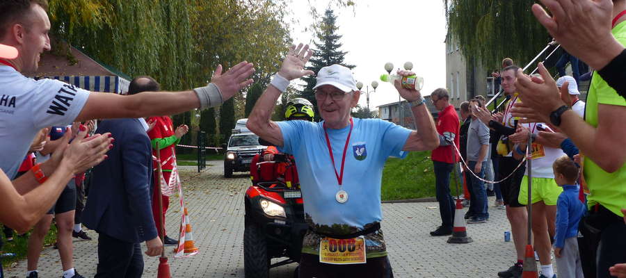 Jerzy Szymański na mecie półmaratonu 
