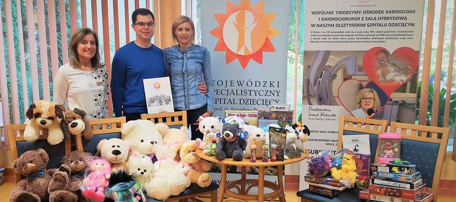 Aleksandra i Łukasz Samociuk przekazali zabawki szpitalowi