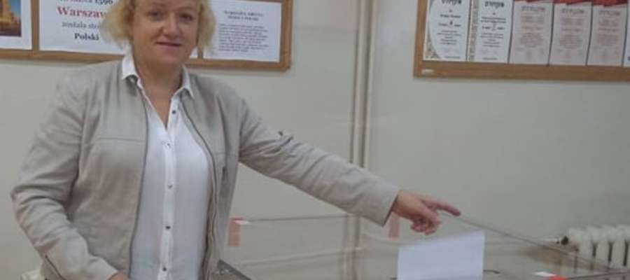 Trwają wybory do Sejmu i Senatu. Danuta Kielak swój głos oddała w lokalu w Kraszewie