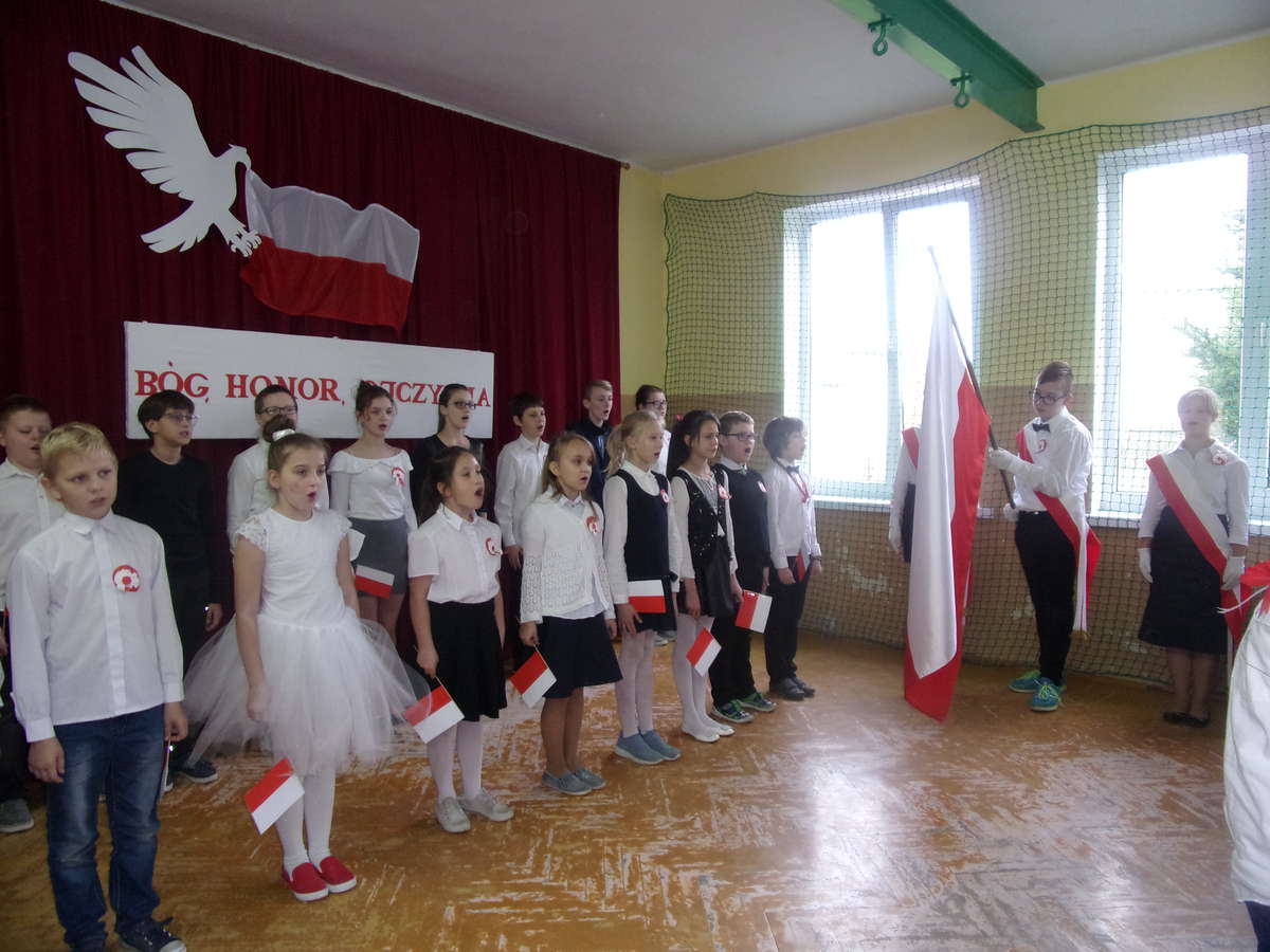 Wszyscy odśpiewali cztery zwrotki hymnu narodowego, również w szkole w Ostrowitem 