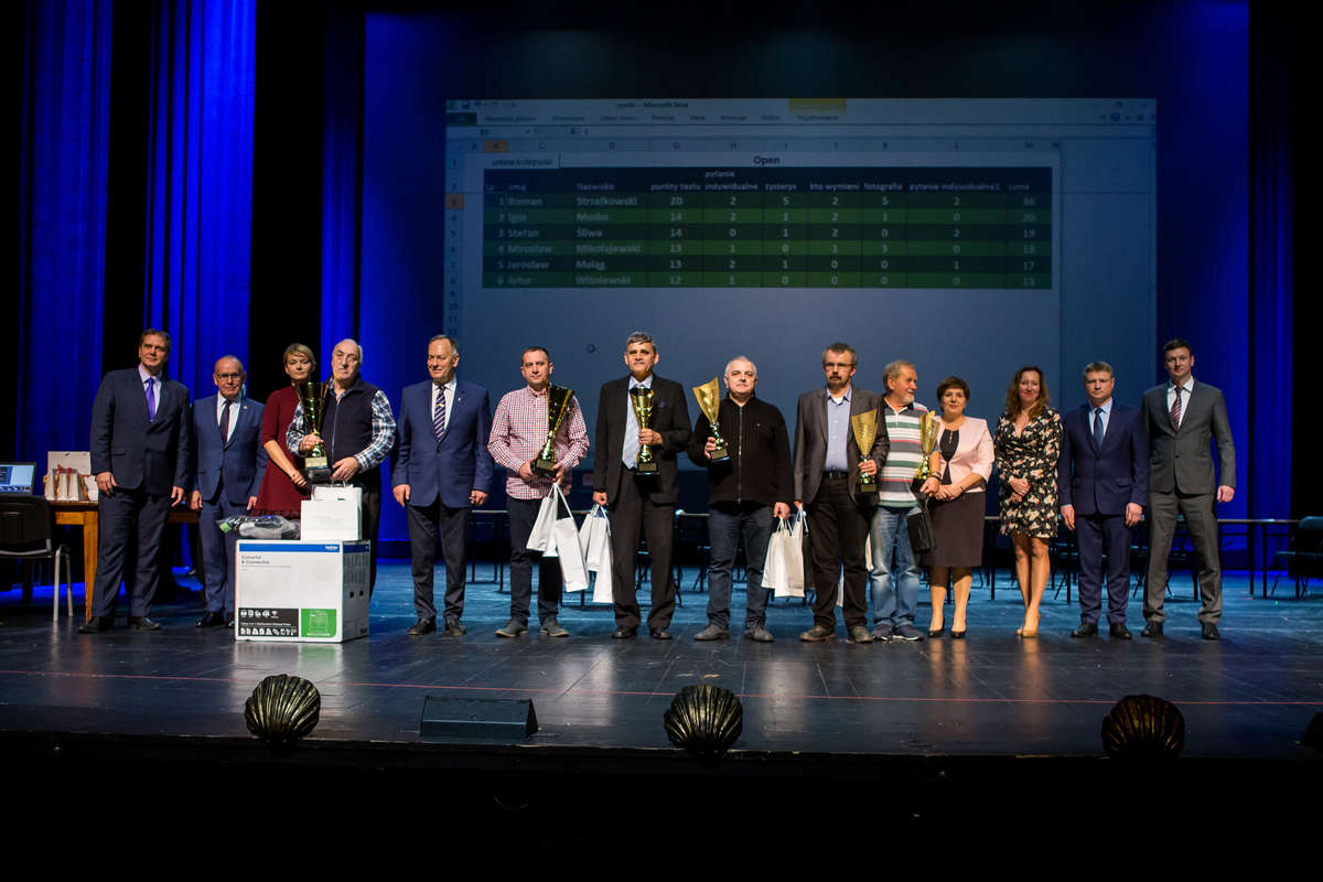 Laureaci krajowego finału konkursu wiedzy olimpijskiej, który się odbył 4 listopada w Białymstoku. Mirosław Mikołajewski siódmy z prawej