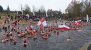 Morsy z całego kraju kąpielą uczciły Święto Niepodległości. Do Jezioraka weszło 210 osób! [WIDEO, ZDJĘCIA]
