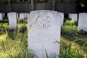 Brytyjski Attache Obrony na cmentarzu w Markajmach