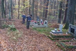 Leśne cmentarze trzeba ocalić od zapomnienia
