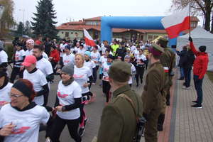 186 biegaczek i biegaczy w biało-czerwonych barwach na V Suskim Biegu Niepodległości 