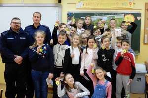 Uczniowie gołdapskiej podstawówki odwiedzili policjantów