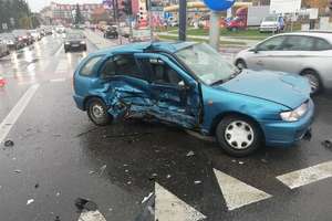 Uwaga kierowcy! Zderzenie dwóch pojazdów na skrzyżowaniu w Olsztynie [ZDJĘCIA]