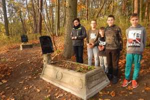 "#SzkołaPamięta" - uczniowie odwiedzili stare cmentarze