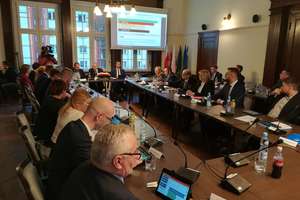 Trwa sesja Rady Miasta Ełku. Radni uchwalili przyszłoroczny budżet