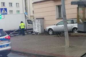 Zderzenie dwóch samochodów na skrzyżowaniu w Olsztynie. Dwie osoby przewiezione do szpitala [VIDEO]