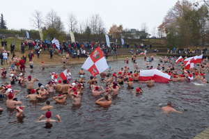 Morsy z całego kraju kąpielą uczciły Święto Niepodległości. Do Jezioraka weszło 210 osób! [WIDEO, ZDJĘCIA]
