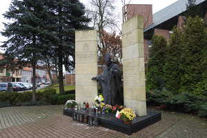 Potrzebne pieniądze na renowację pomnika JP II w Olecku