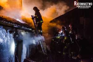 Pożar w Rogalach poderwał strażaków na nogi w środku nocy