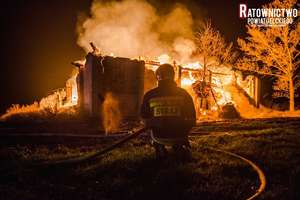 Nocna walka strażaków z potężnym pożarem stodoły w Wysokiem