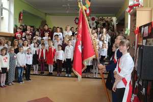 Społeczność nidzickiej Dwójki wspólnie odśpiewała hymn narodowy