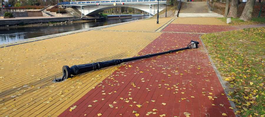 Zniszczona latarnia na piskiej promenadzie