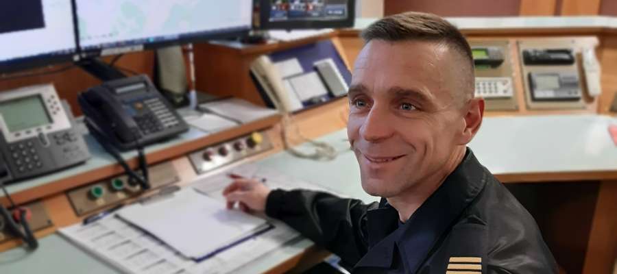 Krzysztof Przybylski w straży pożarnej pracuje od 2009 roku. Od 2,5 lat na stanowisku dyspozytora, na którym prowadzi akcje ratunkowe. Jest także strażakiem-ochotnikiem w OSP Boreczno