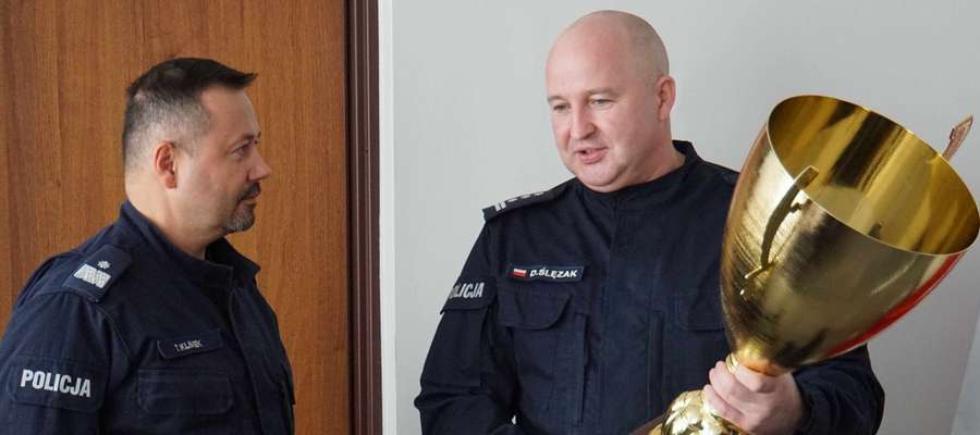 Insp. Dariusz Ślęzak przekazał puchar Komendantowi Wojewódzkiemu Policji