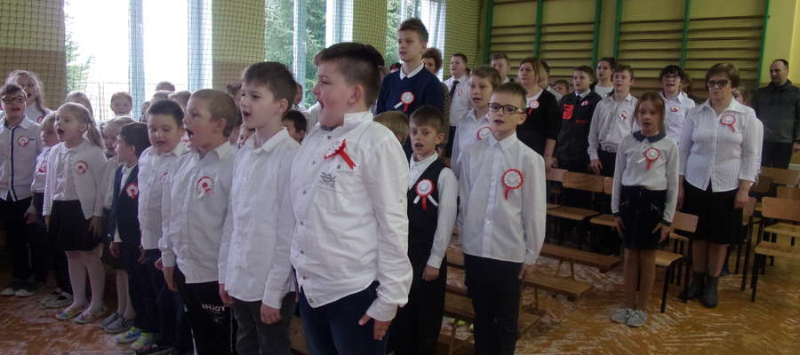 Wszyscy odśpiewali cztery zwrotki hymnu narodowego, również w szkole w Ostrowitem 