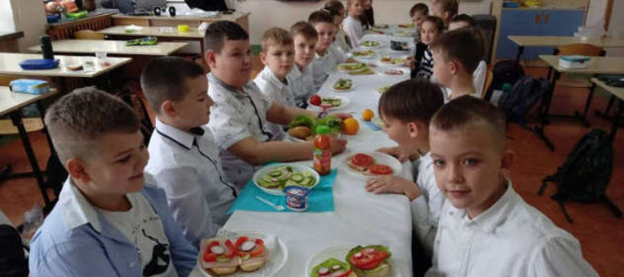Uczniowie zrobili i wspólnie zjedli śniadanie 