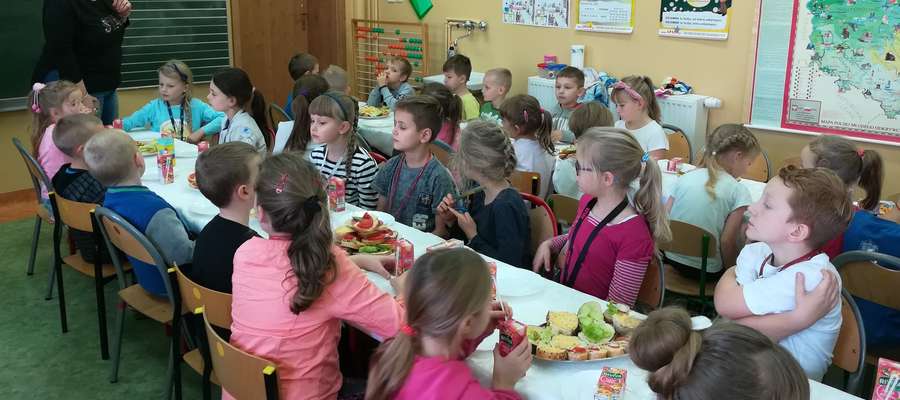 W czasie śniadaniowej akcji w szkole w Łąkorzu 