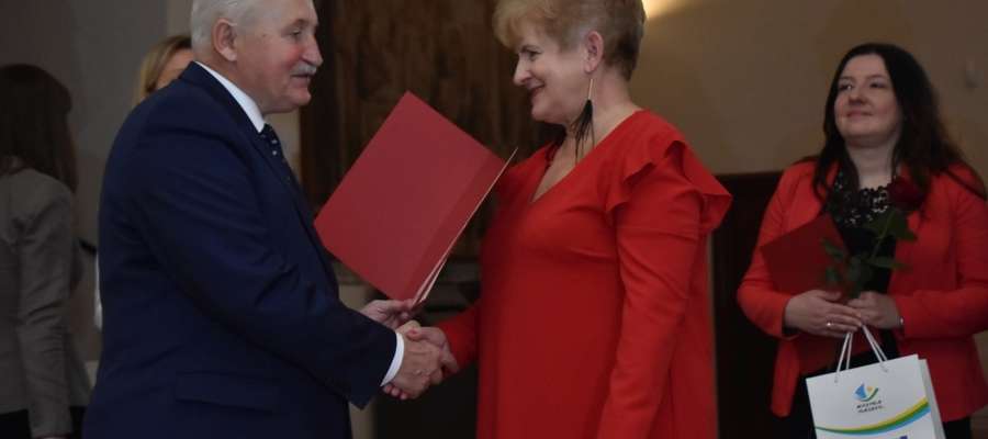 Barbara Jastrzębowska z rak marszałka marka Brzezina otrzymała wyróżnienie 