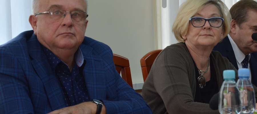 Radny Henryk Trznadel na sesji Rady Powiatu w Olecku