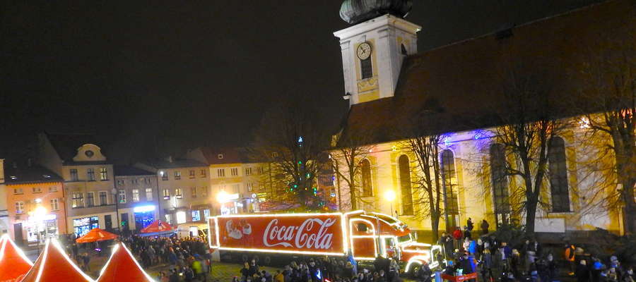 Ciężarówka Coca-Coli na nowomiejskim rynku w 2016 roku