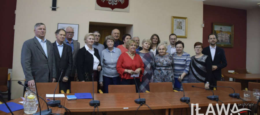 Wspólne zdjęcie Miejskiej Rady Seniorów oraz burmistrza Iławy Dawida Kopaczewskiego i przewodniczącego rady miasta, Michała Młotka