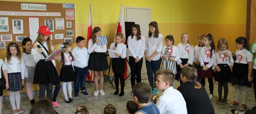 Uczniowie zapoznali publiczność z polską drogą do wolności