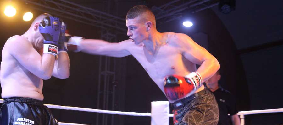 Sebastian Kuźniak (z prawej, Kickboxing Bartoszyce) podczas swojej walki na gali Battle of Barcja w Bezledach