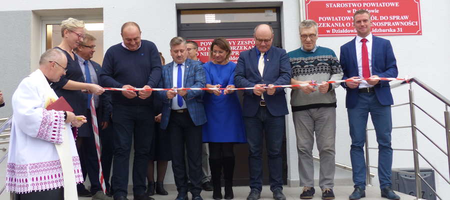 Uroczyste przecięcie wstęgi. 