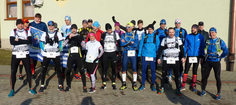 Bieg charytatywny "Dobro Wraca" organizują Iławscy Biegacze. Tu ich część przed startem biegu Zasuwaj! na trasie Susz - Iława