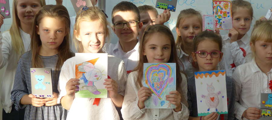 Aż 107 uczniów SP1 w Iławie stworzyło swoje kartki, które teraz w ramach akcji "Wylosuj Anioła" trafią do dzieci przebywających na oddziałach onkologicznych 