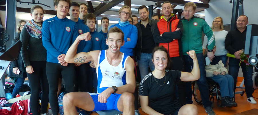 Bardzo zmęczeni, ale jeszcze bardziej szczęśliwi Miłosz Jankowski i Aleksandra Demczuk po pobiciu rekordu świata. Na ostatnich "kilometrach" towarzyszyli im kibice