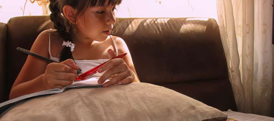 Wielu rodziców twierdzi, że praca domowa zabiera dzieciom czas wolny