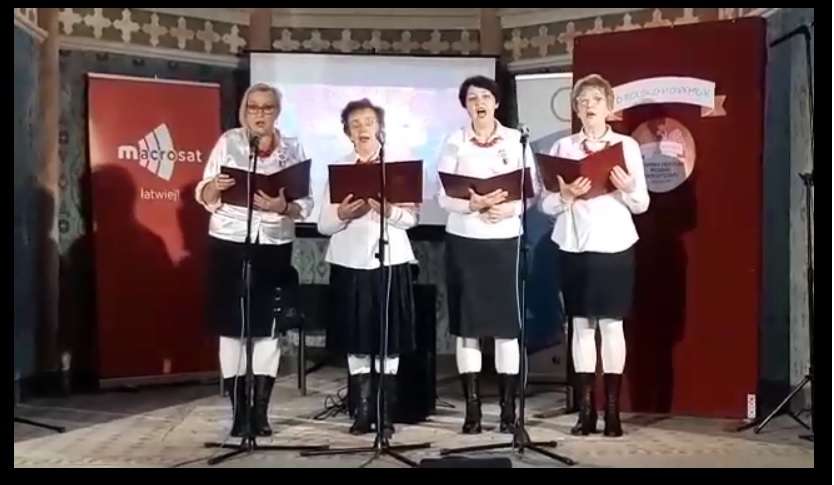 Zespół folklorystyczny „Barczewianie” działający przy Centrum Kulturalno-Bibliotecznym w Barczewie, podczas II Gminnego Przeglądu Piosenki Patriotycznej „O Polsko moja miła Barczewo 2019