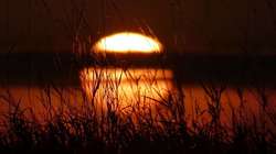 Zachód słońca nad jeziorem.