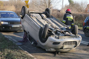 Kolejny wypadek w Olsztynie. W wyniku dachowania samochodu jedna osoba trafiła do szpitala [ZDJĘCIA]