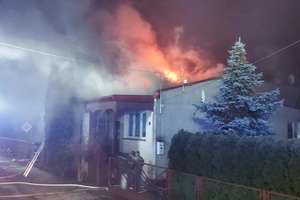 Pożar budynku mieszkalnego w Piszu. Zobacz film i zdjęcia!