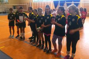 Dziewczęta z SP2 Mistrzyniami Powiatu w Siatkarskich „Czwórkach”