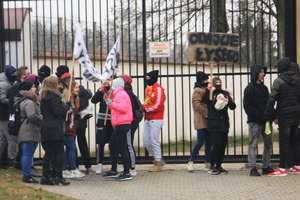 Oddajcie Łysego- manifestacja młodzieży przed aresztem