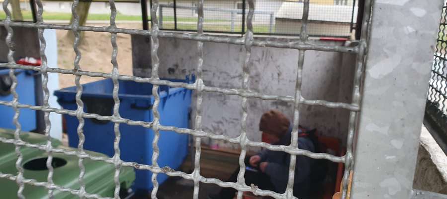 Bezdomni zamieszkali w jednym ze śmietników na ul. Dworcowej