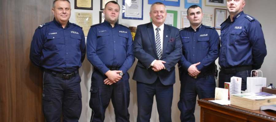 Policjanci z PP w Bisztynku z I Zastępcą Komendanta Powiatowego Policji w Bartoszycach mł. insp. Robertem Zabuskim i Burmistrzem Bisztynka Markiem Dominiakiem. 