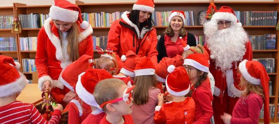 Mikołaj nie zapomniał o dzieciach czekających na niego w bibliotece