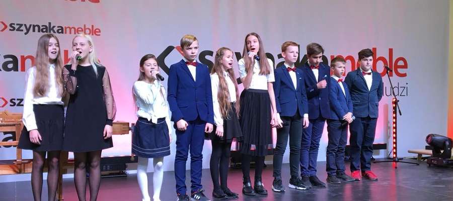 Podczas uroczystości otwarcia hali zaśpiewali uczniowie SP 2