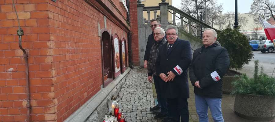 13 grudnia m.in.: działacze dawnej Solidarności złożyli kwiaty pod tablicą upamiętniającą dawną siedzibę związku w kętrzyńskim Ratuszu