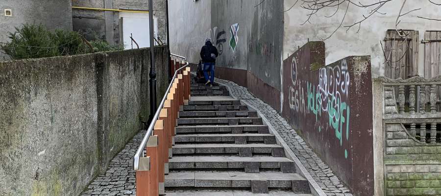Osoba z wózkiem dziecięcym bez problemów pokonuje kolejne stopnie schodów pokazanych w TVN Turbo